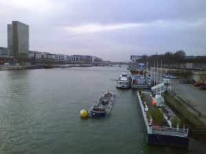 quai de Bercy vu du pont de Tolbiac (prise lorsqu'une péniche avait coulée)