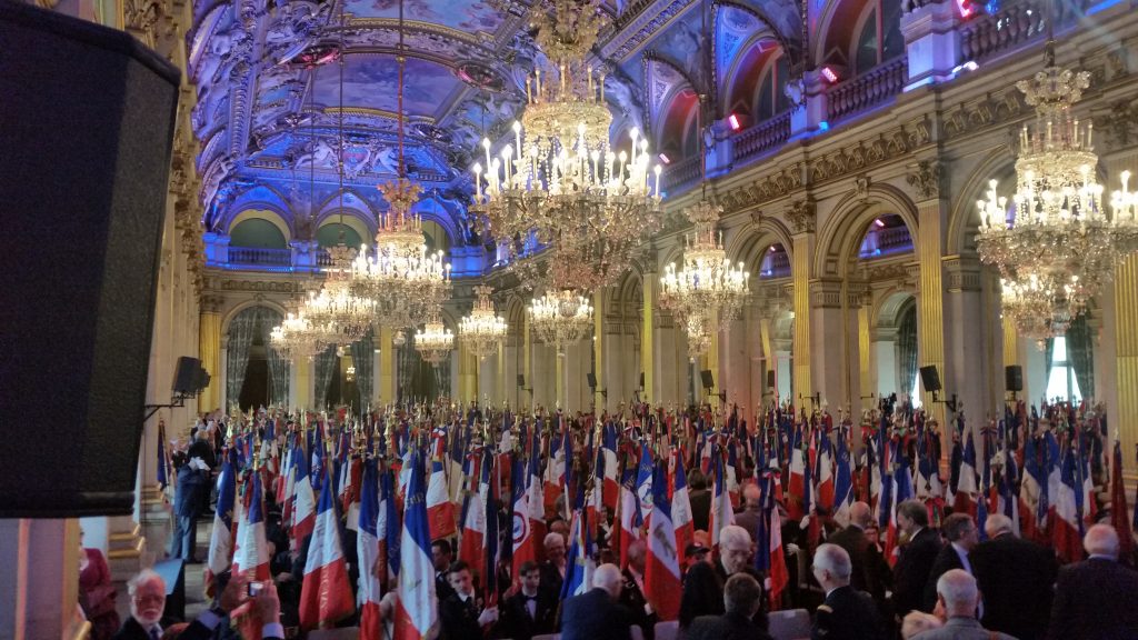 L'hôtel de ville de Paris n'a certainement pas vu autant de drapeaux tricolore depuis la Libération