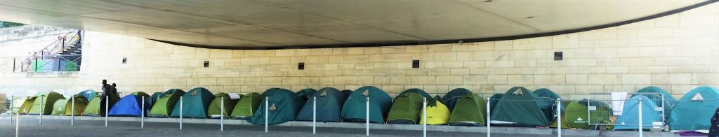 Camp d'immigrés improvisé, en juin 2015, sous le pont de Bercy