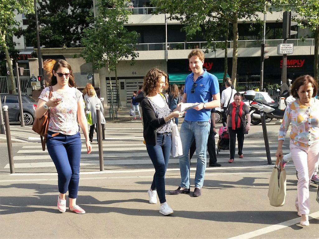 Distribution du journal, place Daumesnil, le 24 juin 2016