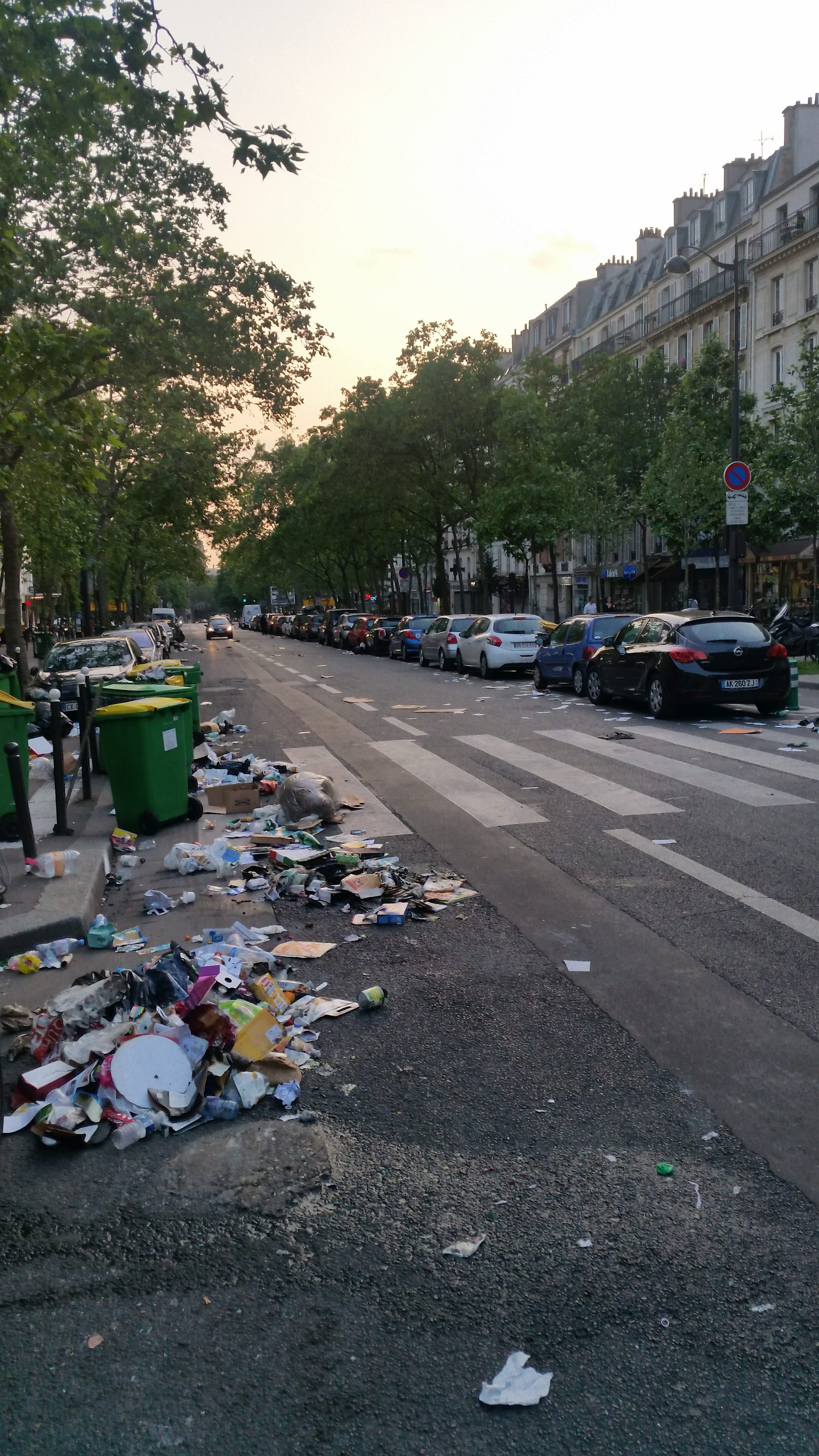 Déchets renversés à la suite d'un passage de Manuel Valls dans le 12e arrondissement le 8 juin 2016