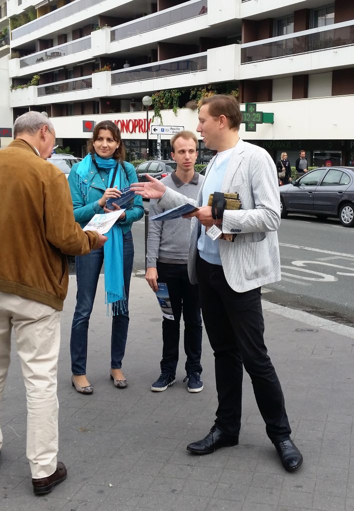 Distribution du journal, marché Saint-Eloi, le 18 septembre 2016