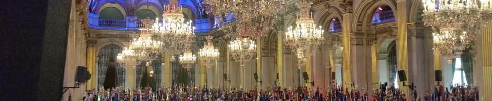 L'hôtel de ville de Paris n'a certainement pas vu autant de drapeaux tricolore depuis la Libération