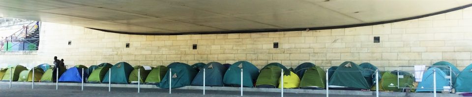 Camp improvisé d'immigrés, en juin 2015, sous le pont de Bercy